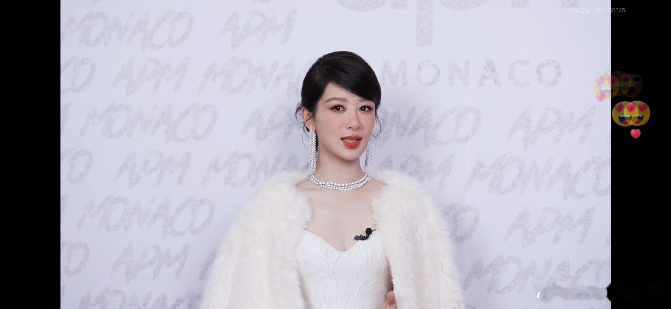 APM家人集合！杨紫在apm冬日冰雪派对 直播里的状态超好，冬季系列珠宝衬得她皮