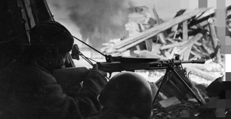 对于使用过DP机枪的苏军士兵来说，虽然这种武器存在较多不足，例如重量偏大、射速偏