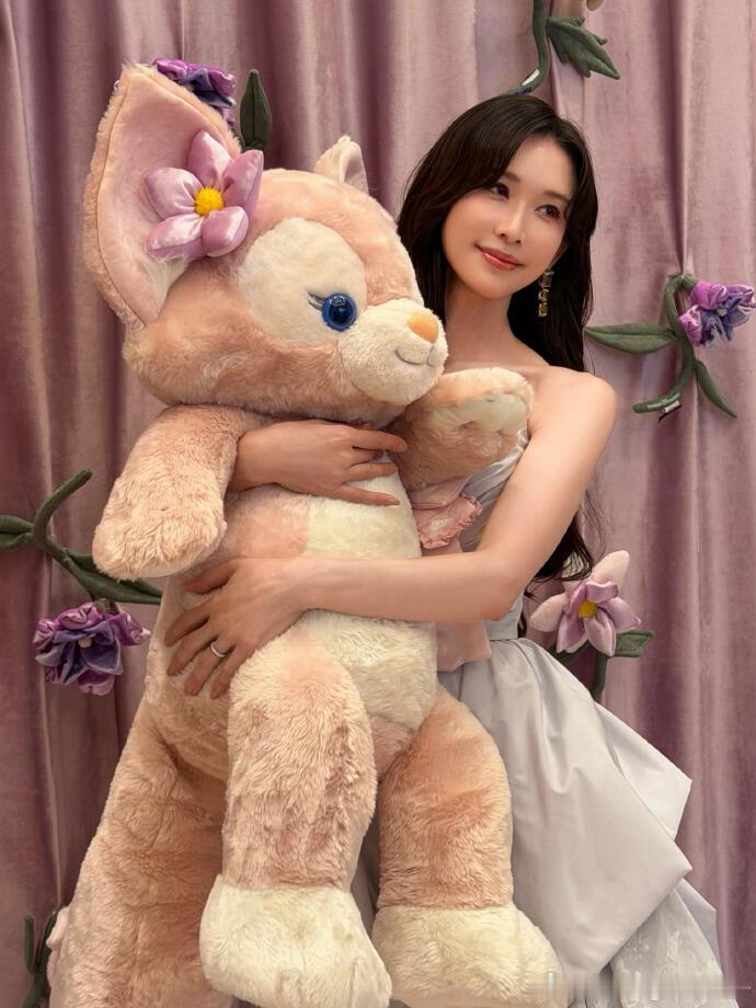 上海迪士尼十周年庆典感觉全上海都在吐槽，一方面这次体现出压榨员工多厉害。一方面下