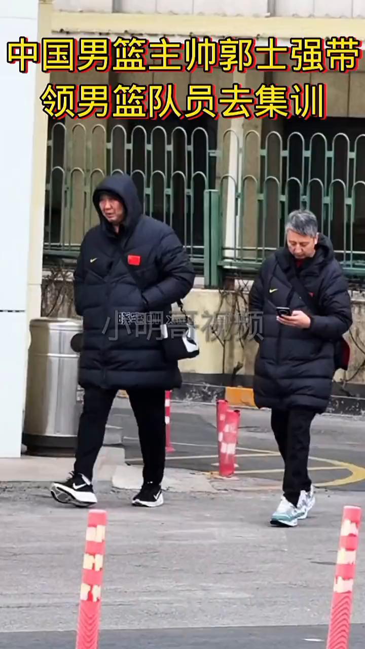 中国男篮主帅郭士强带领男篮队员去集训。