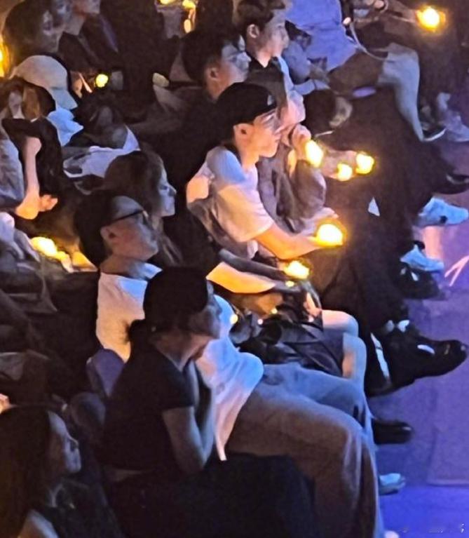 陈奕迅容祖儿看了窦靖童演唱会 omg陈奕迅容祖儿去看了窦靖童演唱会！ ​​​