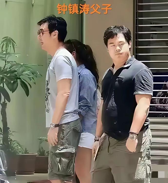 有人说，这个男孩是钟镇涛与前妻章小蕙的儿子，看了一下觉得有点神奇！和他老爸一点都