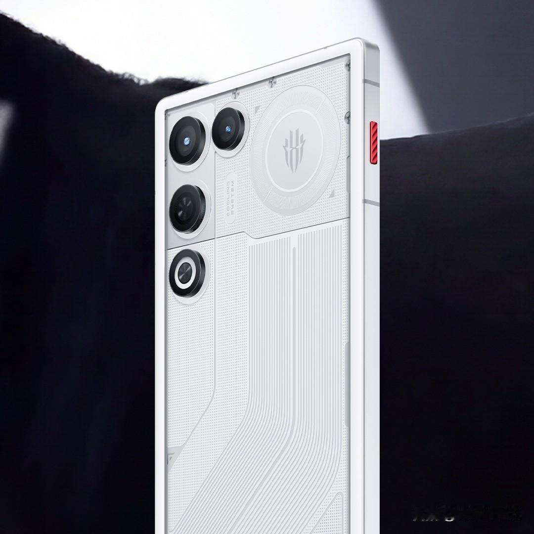 红魔 11 Air 渲染图出炉，三款配色：星尘白、量子黑、极光银，都有种氘锋透明