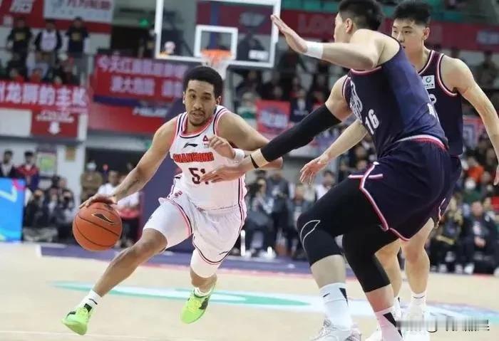 广东队今晚在主场以124：97战胜单外援的广州队，比赛有三个有趣现象：
1.广东
