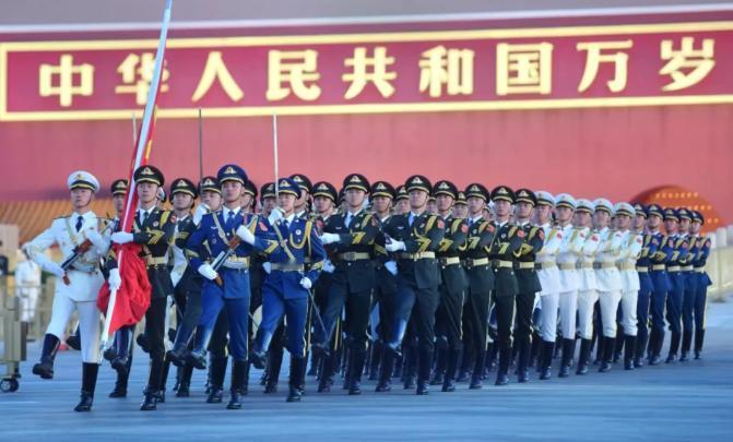 天安门清晨震撼一幕！万人自发齐聚广场，这一刻读懂中国人的民族凝聚力

不用组织、