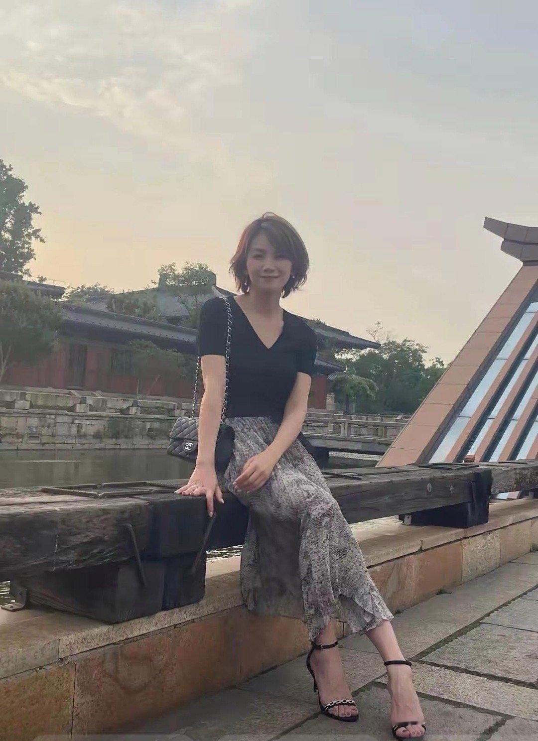 刘涛美图系列欣赏：路边一笑倩影美，频频回头磕到腿。开心一下！ 