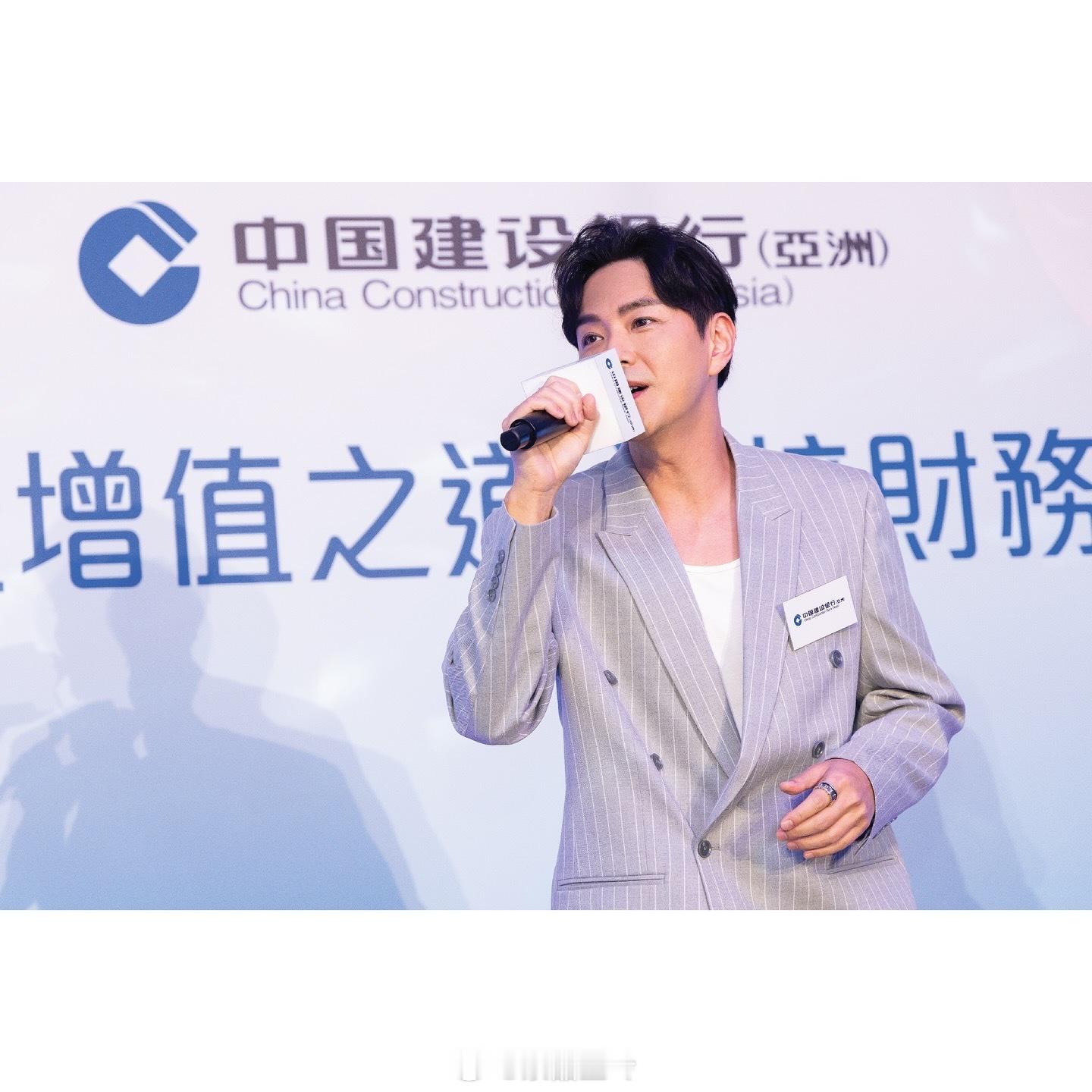 edwinsiu ig 自從跟大家分享了我們的喜悅，走到哪裏也收到很多祝福，還有