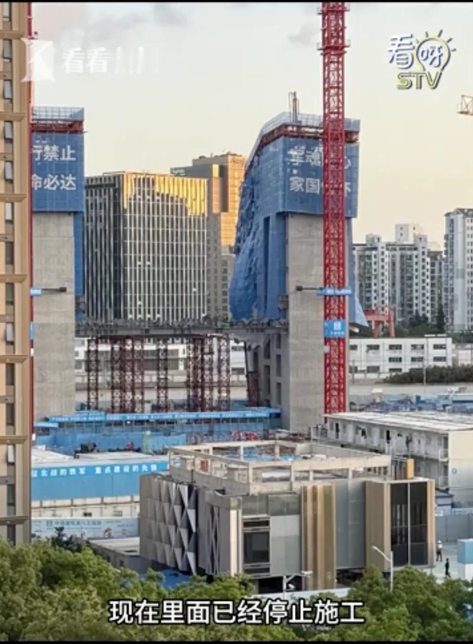 路过上海普陀，猛一抬头看见在建的京东大楼“歪”了，估计谁心里都得咯噔一下。

这
