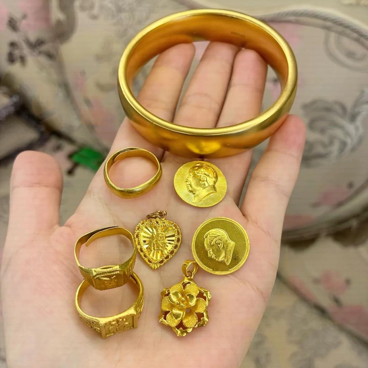 婆婆又给我一堆金饰，我该怎么办上次给我了个伤痕累累的镯子，这几天又划拉了一些小物