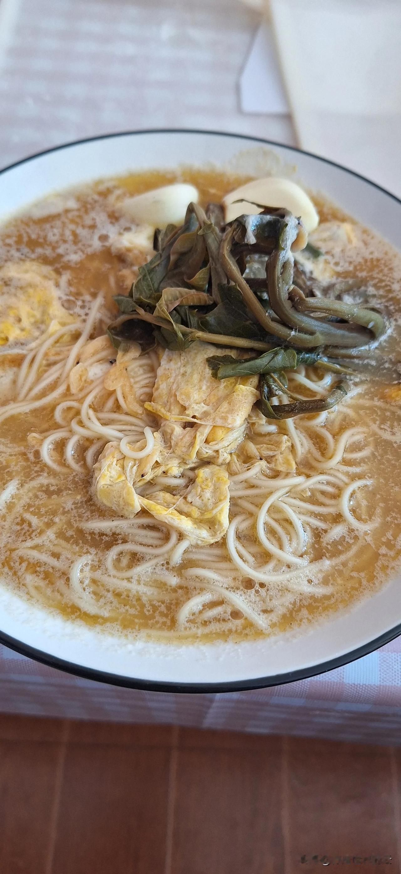电影《高山下的花环》中梁三喜的娘说，“日子像树叶一样稠。”我现在就吃树叶了，腌制