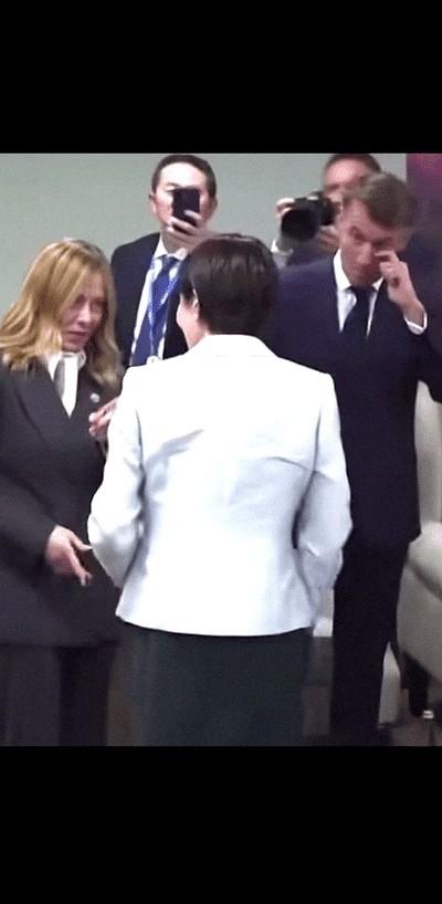 高市与梅洛尼打招呼的姿势，让马克龙“刮目相看”。
他将两手背到身后，与这位女士保