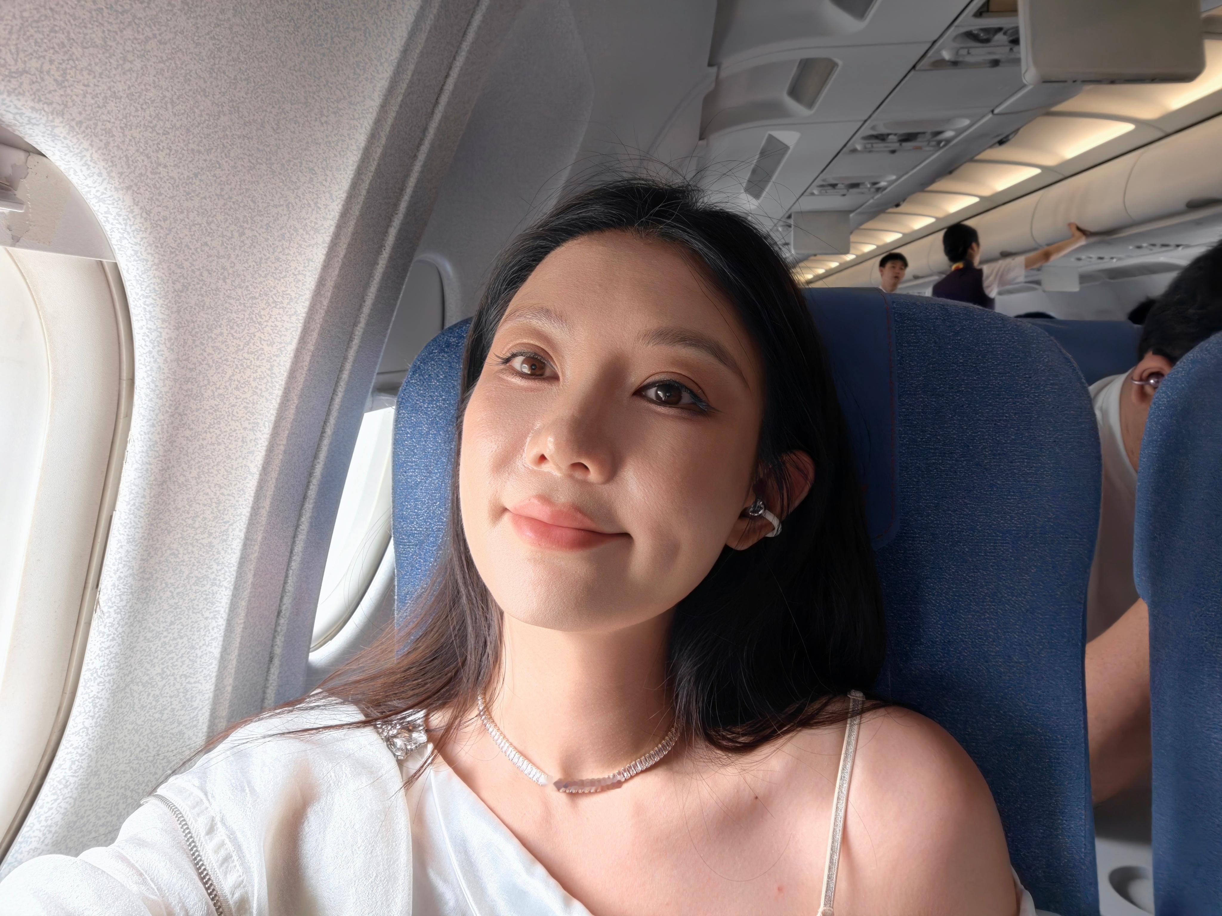 很多人看我总是抿嘴笑为什么？因为我使劲一笑好像…我的酒窝好像变成了双下巴？？？ 