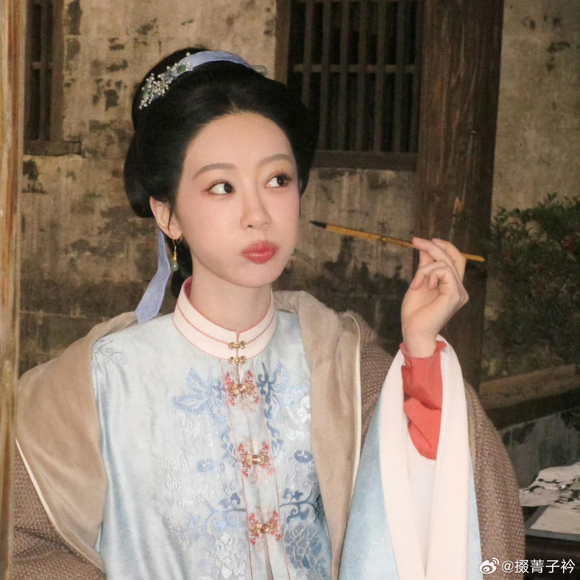 分享娱乐杨紫又贡献超可爱直播名场面啦！愚人节直播时，她身着淡紫色旗袍，宛如民国大