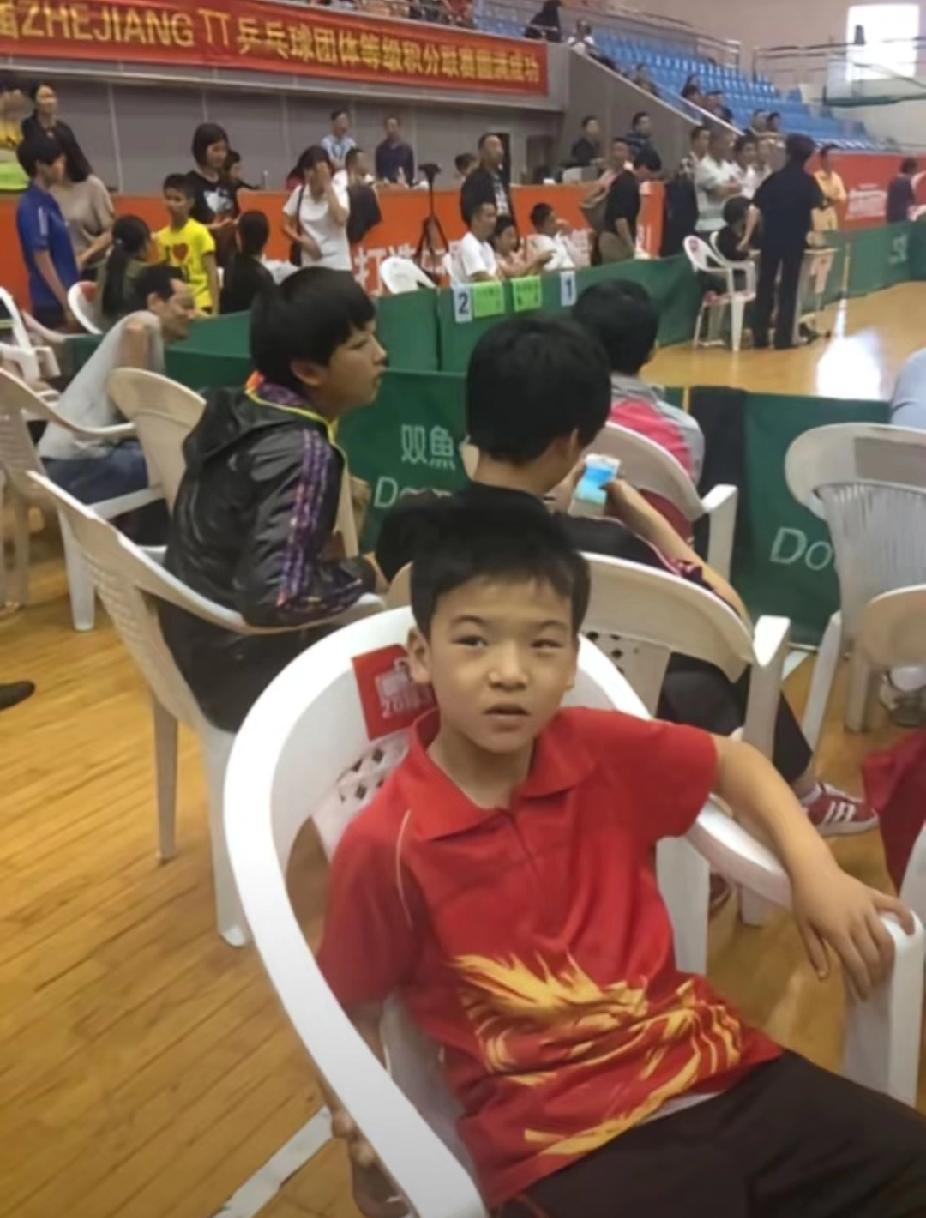 小小少年志，乒乓未来星
 
看这张童年向鹏的赛场旧照，满眼都是对乒乓的纯粹热爱！