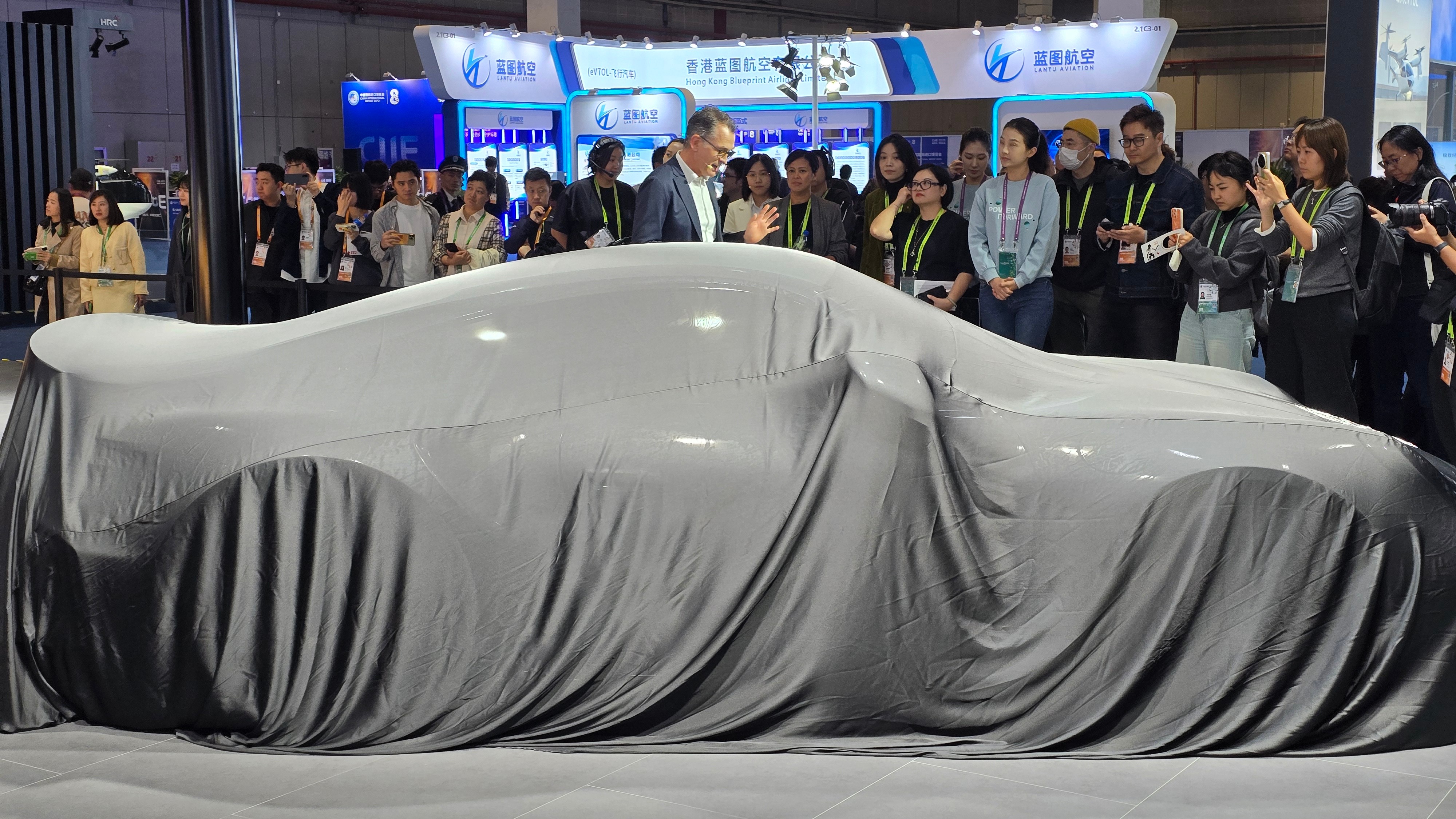 今天的进博会上，新款保时捷 911 Turbo S 亮相了，这是它的亚洲首秀。轮