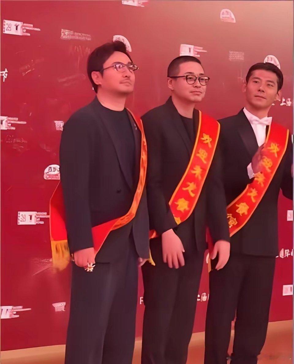 沈腾，腰伤换来的颠勺。上影节红毯上，他斜挎“迎宾”绶带，蹲地给粉丝签名。大家笑他