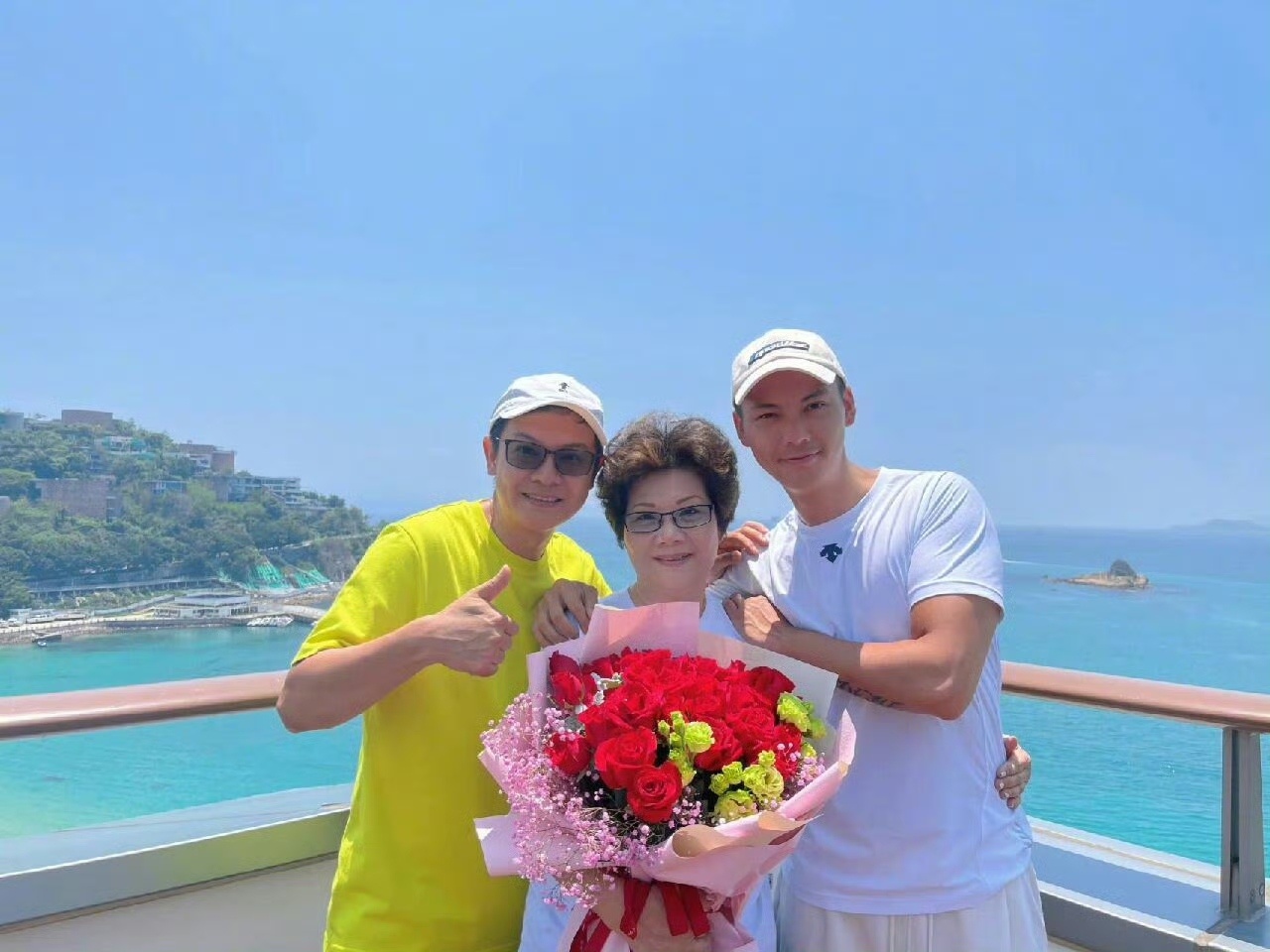 哇塞！有网友幸运偶遇陈伟霆生日时带着妈妈逛街，这画面温馨得冒泡。他不仅颜值在线、