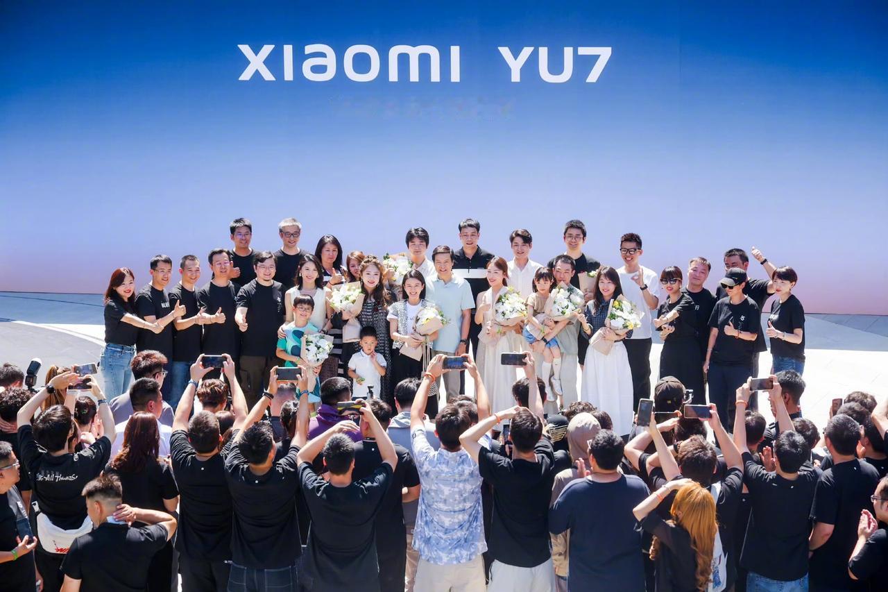小米YU7和SU7用户区别还是蛮大的，这里面很多年轻的爸爸妈妈，一看就是买来家用