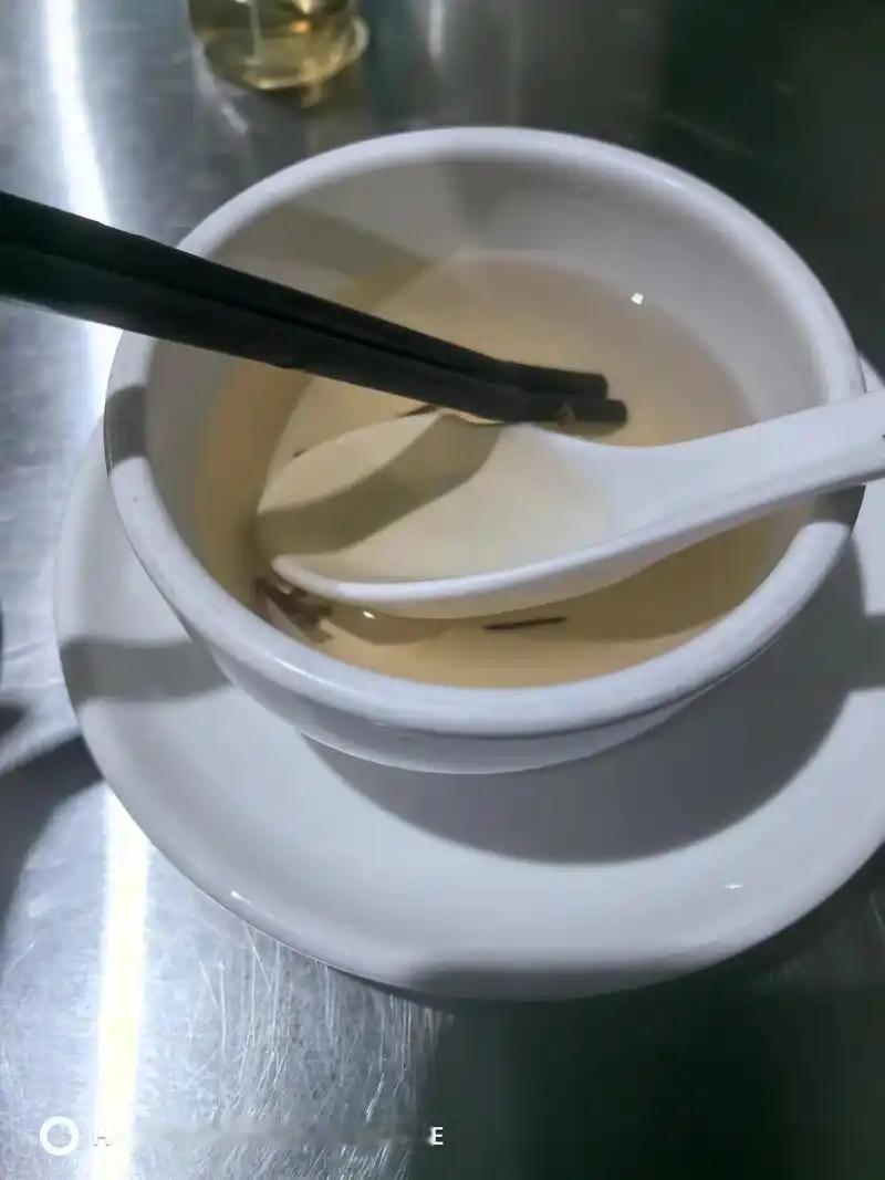 在外面吃饭，等饭菜的时候，先喝几口水是很多人的习惯。去郑州一家面馆吃了一碗烩面的