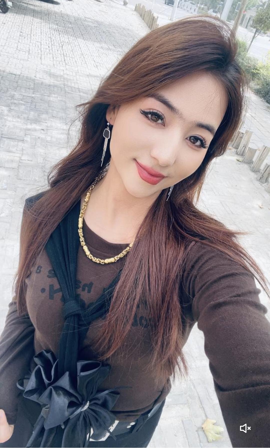 甜美自拍，金链闪耀，黑发飘逸，时尚穿搭