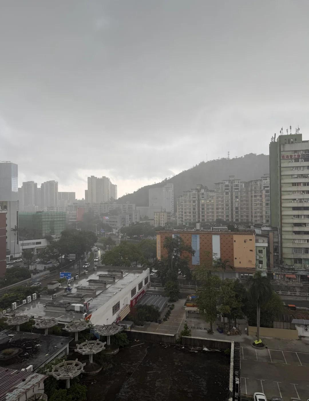 珠海大暴雨了
风雨交加的天气 变化多端的天气 我的城市下雨了 说来就来的狂风暴雨