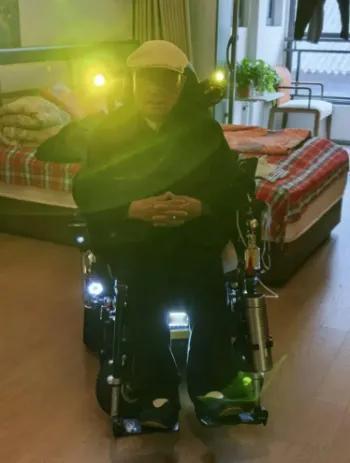 改车，该摩托，甚至改自行车都能理解，您见过改轮椅的吗？

银色轮椅甩尾漂移，低音