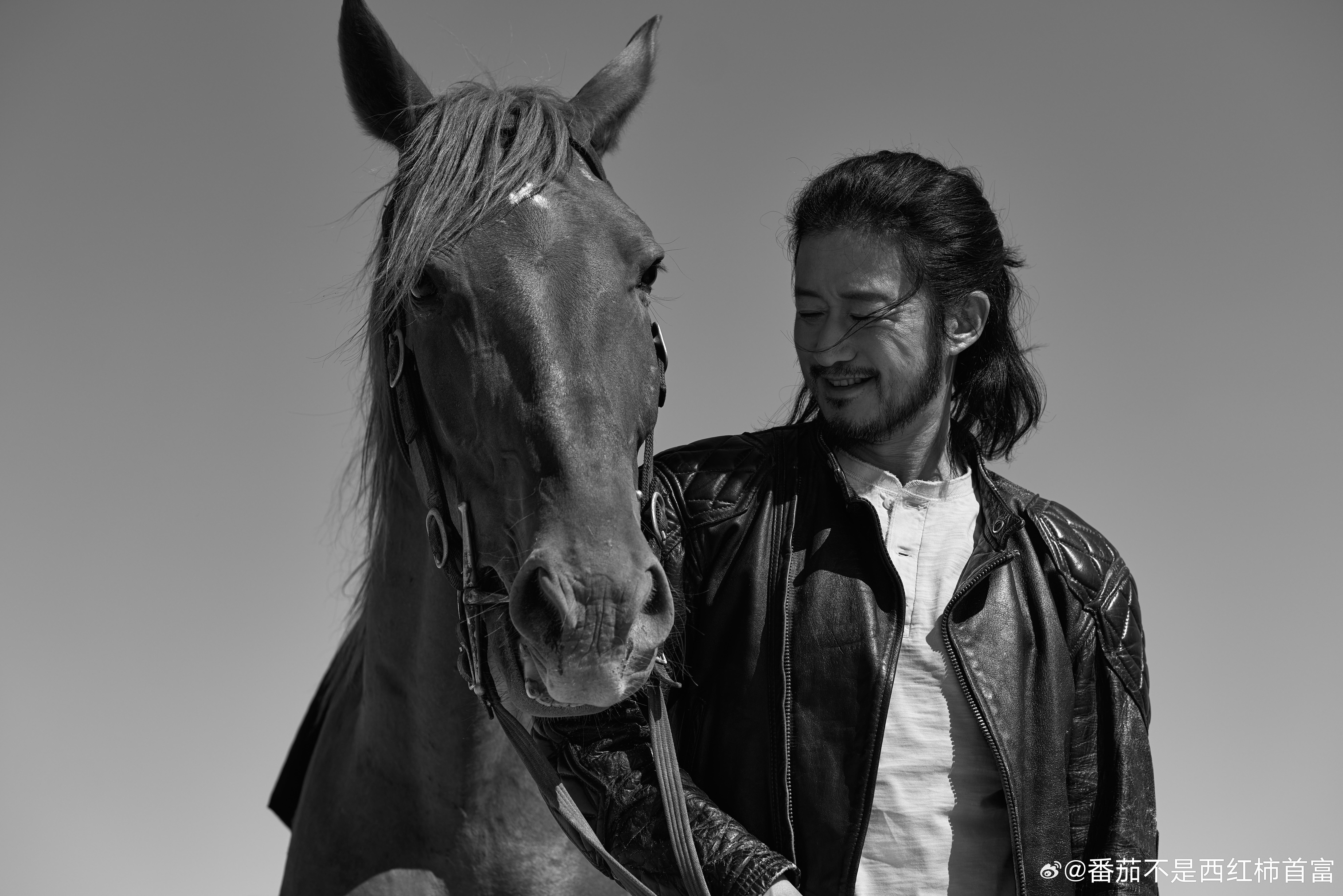 吴京换风格 从来没见到京哥这种造型，又潮又时尚！感觉吴师傅很适合这个发型和这个风