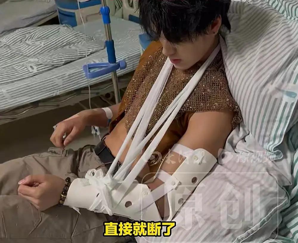 “太冤了！”甘肃嘉峪关方特景区，一名NPC男演员在与游客互动时，被对方主动邀约掰