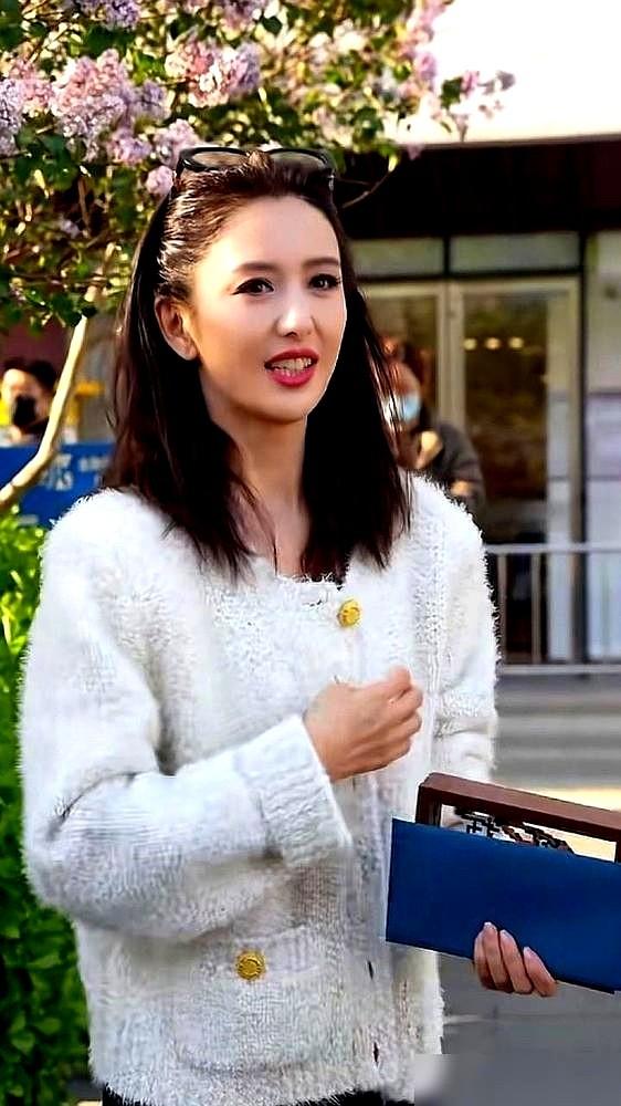 佟丽娅在台上活成了大女主，拼回了底气，可一回家，心头估计得五味杂陈。
看最近10