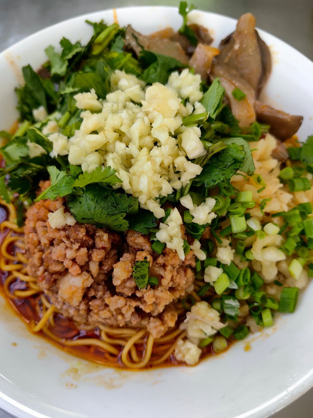 *在路上*肉沫蘑菇干拌面...哇哇哇，完全在我的味蕾上...安徽芜湖古城... 