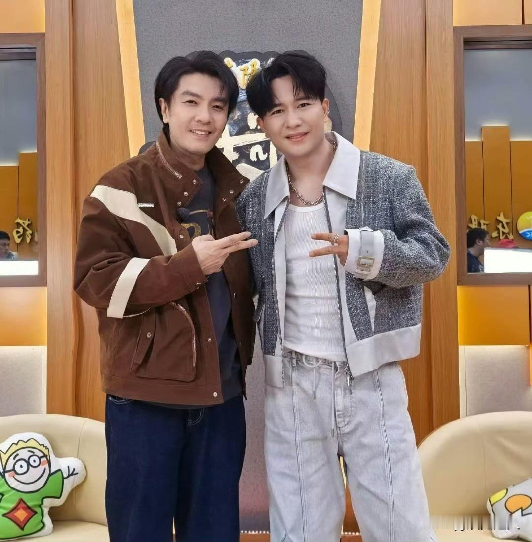 两个消失的顶流歌手都回归了
 
阿杜的《他一定很爱你》、欢子的《心痛2009》，