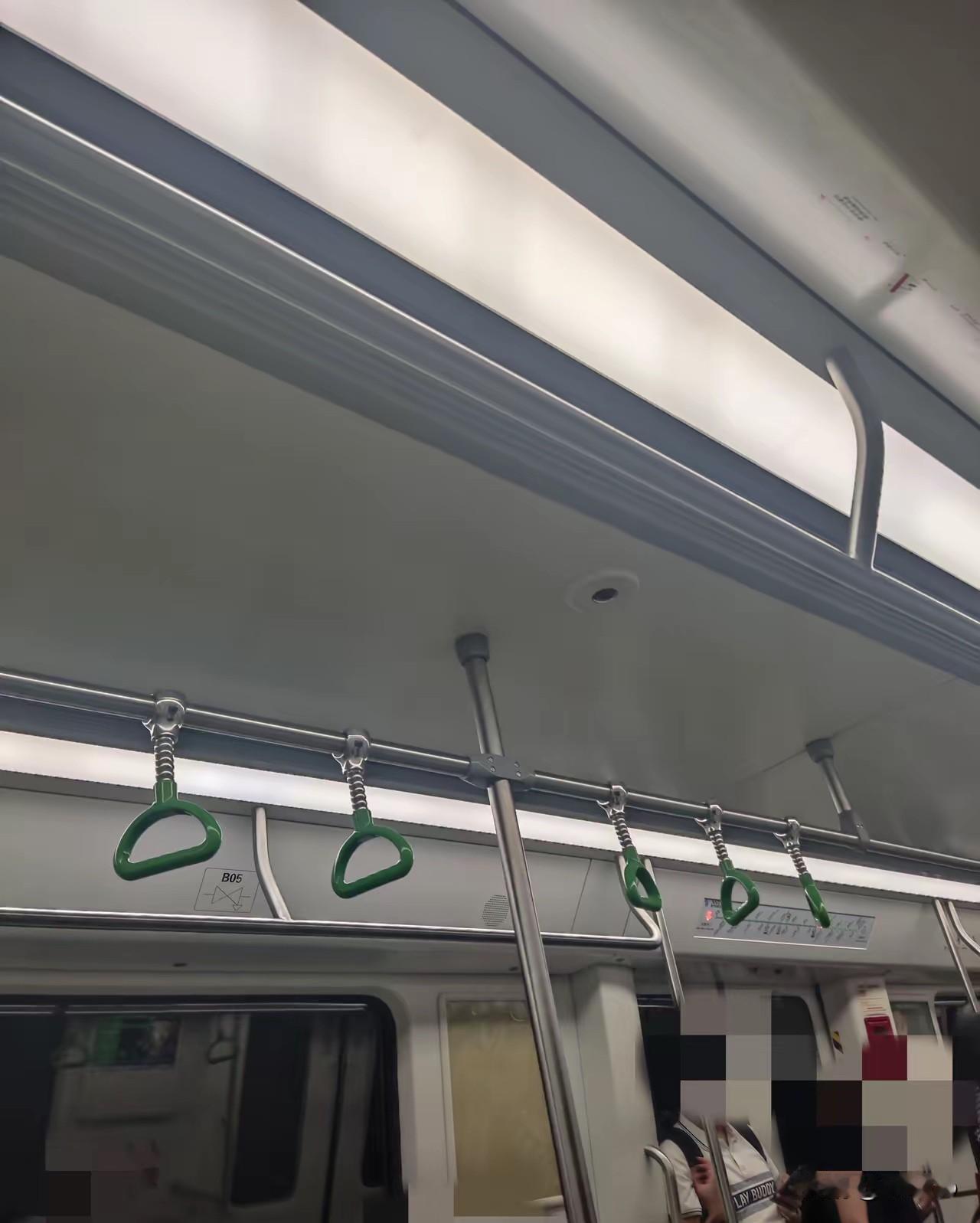 早高峰地铁人满为患，一位拎着行李、满脸憔悴的中年妈妈靠在车门边打电话，压抑许久的