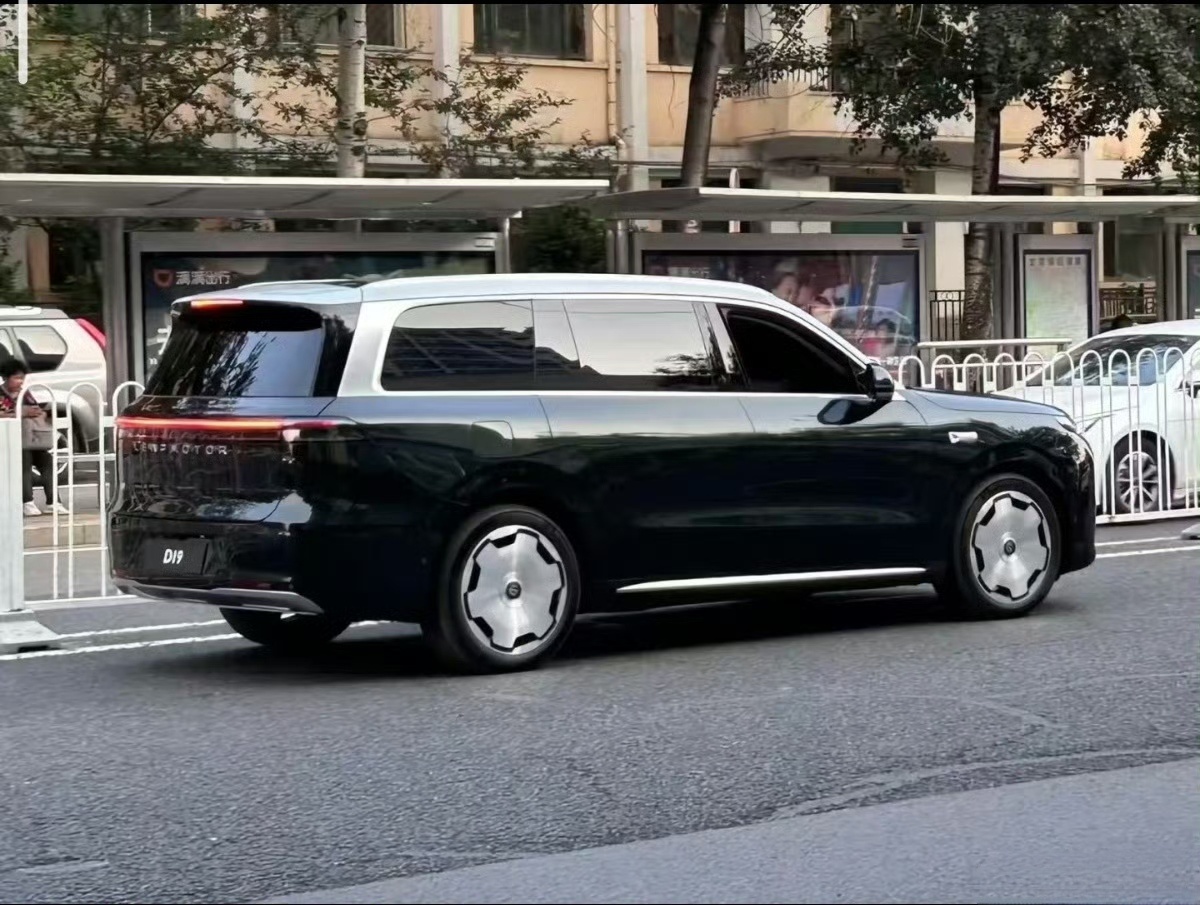 零跑D系列旗舰D19无伪装谍照，内饰也曝光了！全尺寸、大饼轮毂，看着非常高端，不