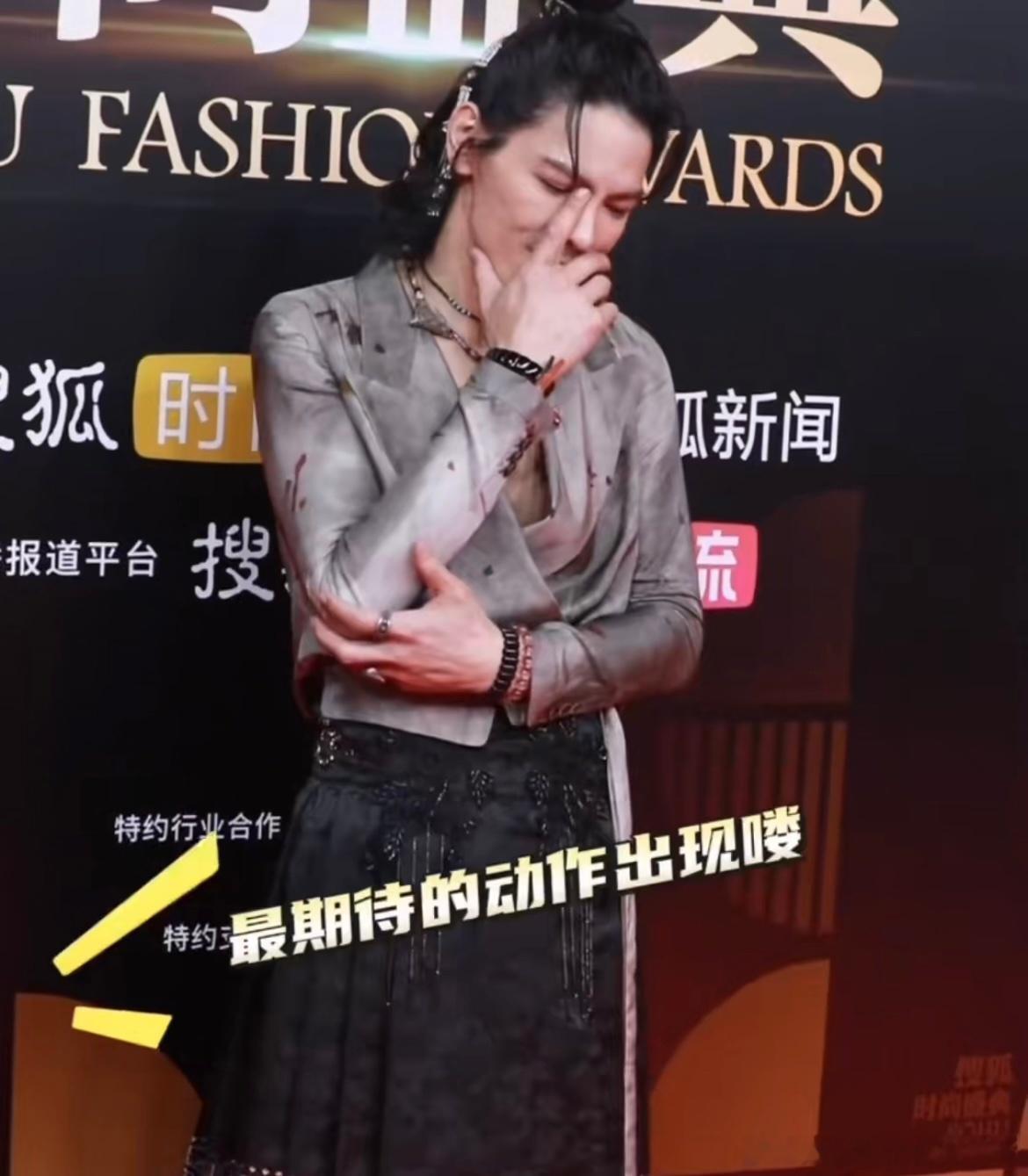向佐在红毯上生气了 看完视频莫名替主持人担心了，向佐这一走，主持人接下来的采访 