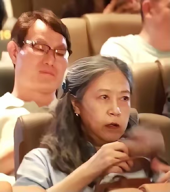 周星驰的姐姐周文姬拿着功夫女足的牌子名字很有文化他们的爸妈绝对是文化人这种面相很