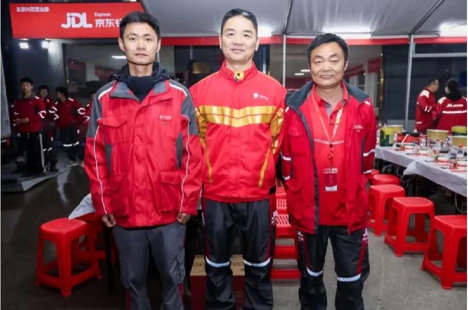 29年司龄的京东快递员父子给刘强东赠小哥工服。
五险一金个人缴纳的部分也一起交，