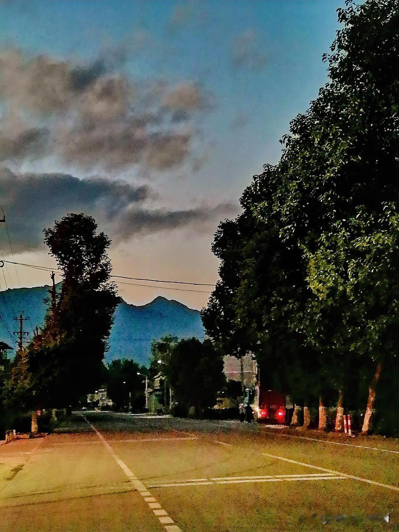 《秦岭南麓之夜景（李林摄于汉中城固）》