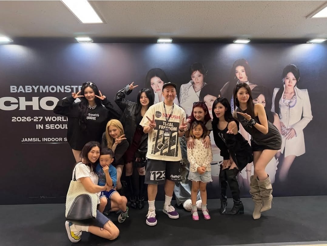 BABYMONSTER 与制作人37叔和他家人 