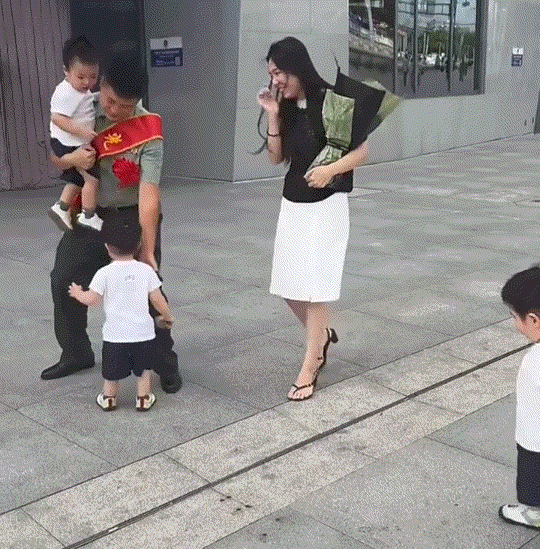 太幸福了！江苏，一军人退伍回家，这军人妻子早早的就带着三胞胎儿子迎接退伍丈夫。而
