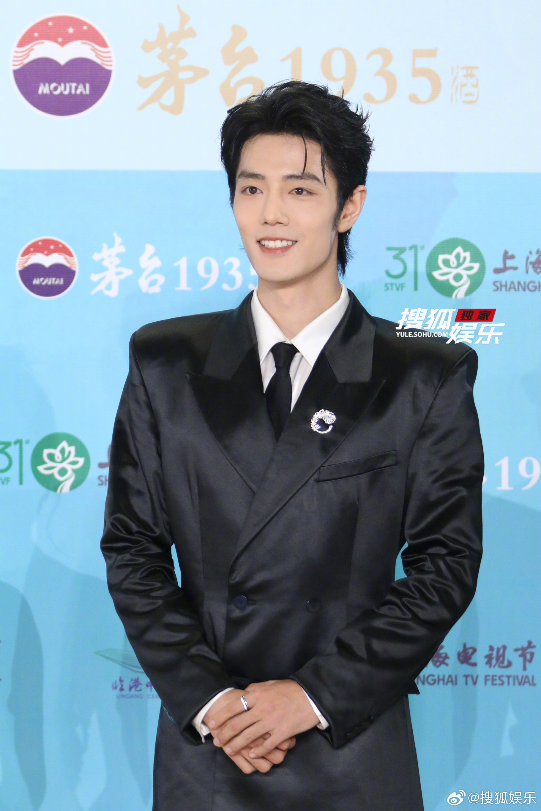 一身黑色缎面西装搭配高珠亮相白玉兰红毯，从容且帅气！！期待凭借《藏海传》入围本届