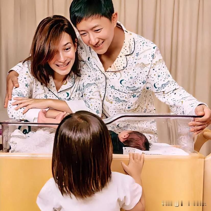 10月份出生的星二代

可真不少

陈伟霆与何穗：爸爸40岁香港人，妈妈38岁浙