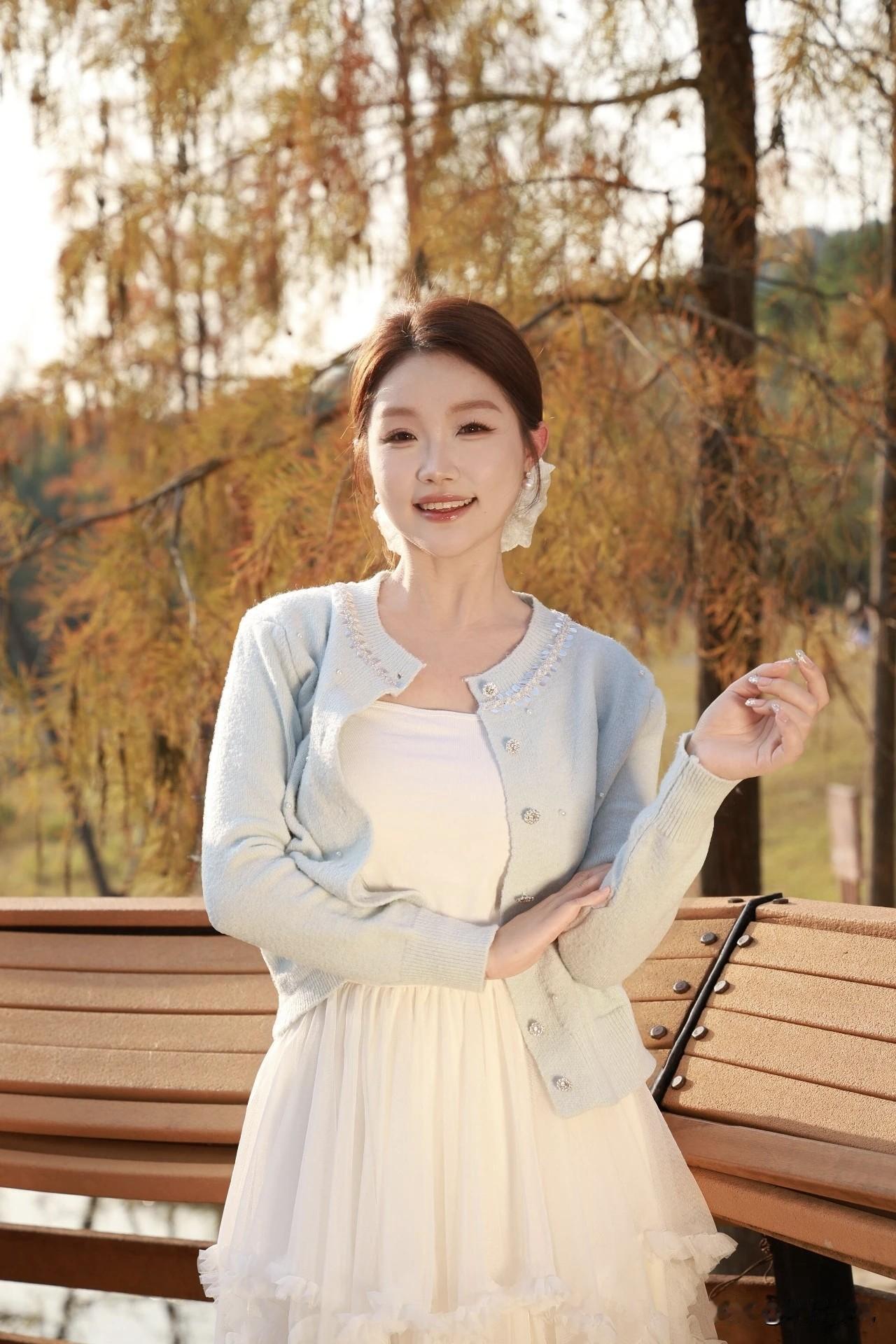 今年秋冬的落羽杉可太火了！朋友圈刷下来，十张照片里八张都是红杉背景。这种树真的自