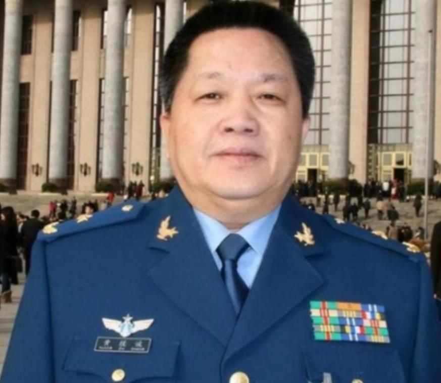 1981 年，台湾飞行员黄植诚，驾驶最先进的飞机向大陆投诚，却被后座飞行员察觉，