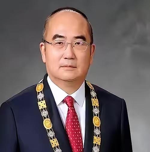 谁能想到，当年那个撑起武汉金银潭医院的院长张定宇，拖着一瘸一拐的身体在抗疫一线拼