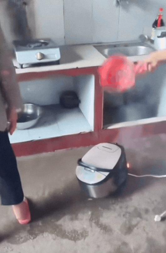 一位大娘因家里突然停电，她灵机一动，把原本煮到一半的饭放在煤气灶上接着煮。这时，