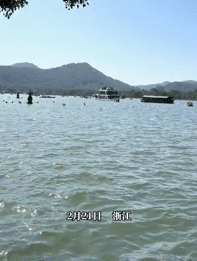 为了在节假日里多挣点钱，这条船也豁出去了，装了满满一船人，感觉吃水线已经压的很低