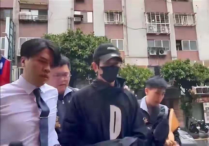 10月21日凌晨，贾静雯老公修杰楷被警方提拘。
原因是涉嫌逃兵役。

修杰楷曾入