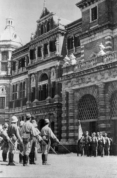 图一：1942年3月13日，缅甸仰光‌，日寇陆军士兵正在入城仪式上敬礼！

图二