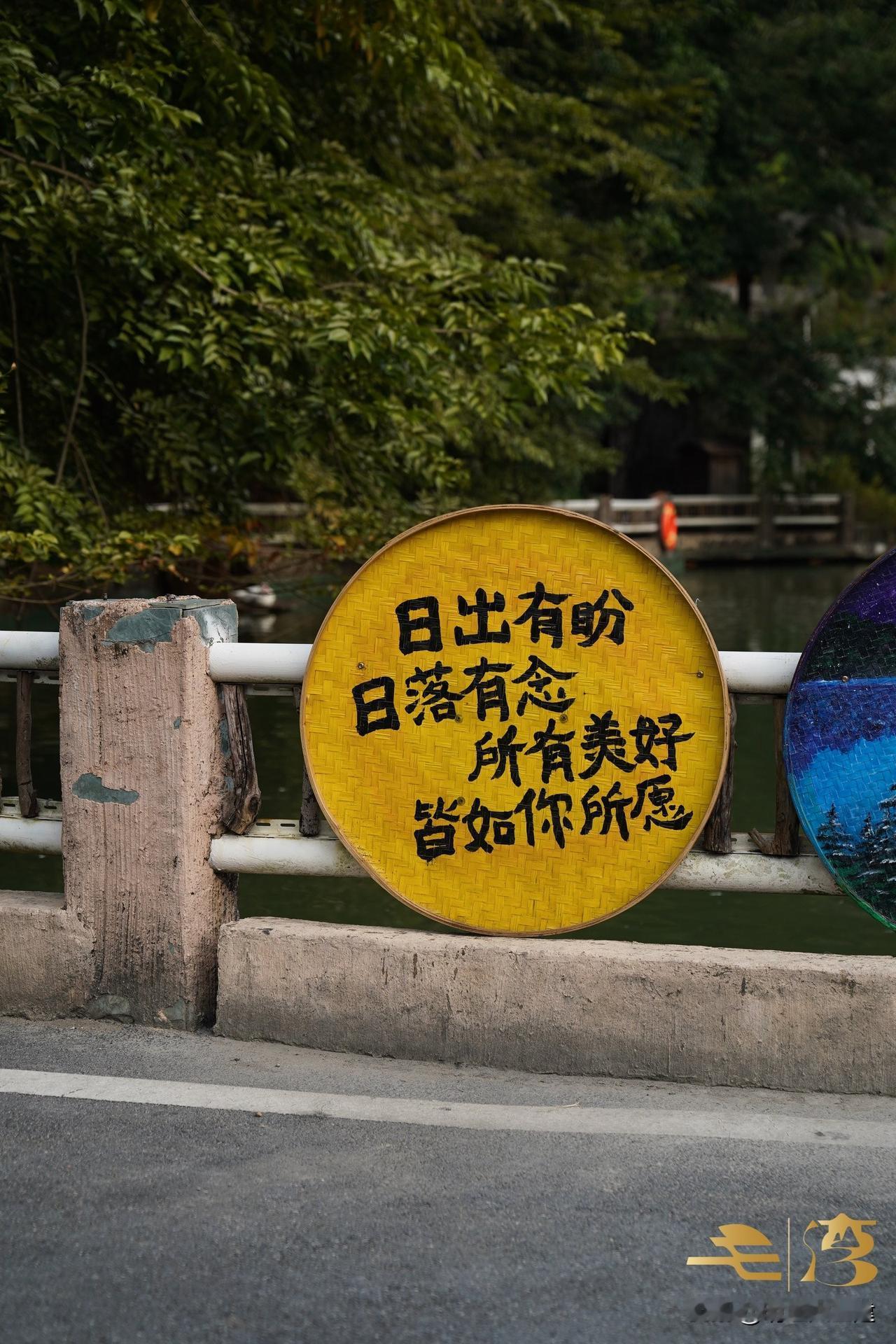 脚下的土地，正深刻地塑造着我们的视野与思维。此刻我坐在广州三顾茅庐山庄的庭院里，