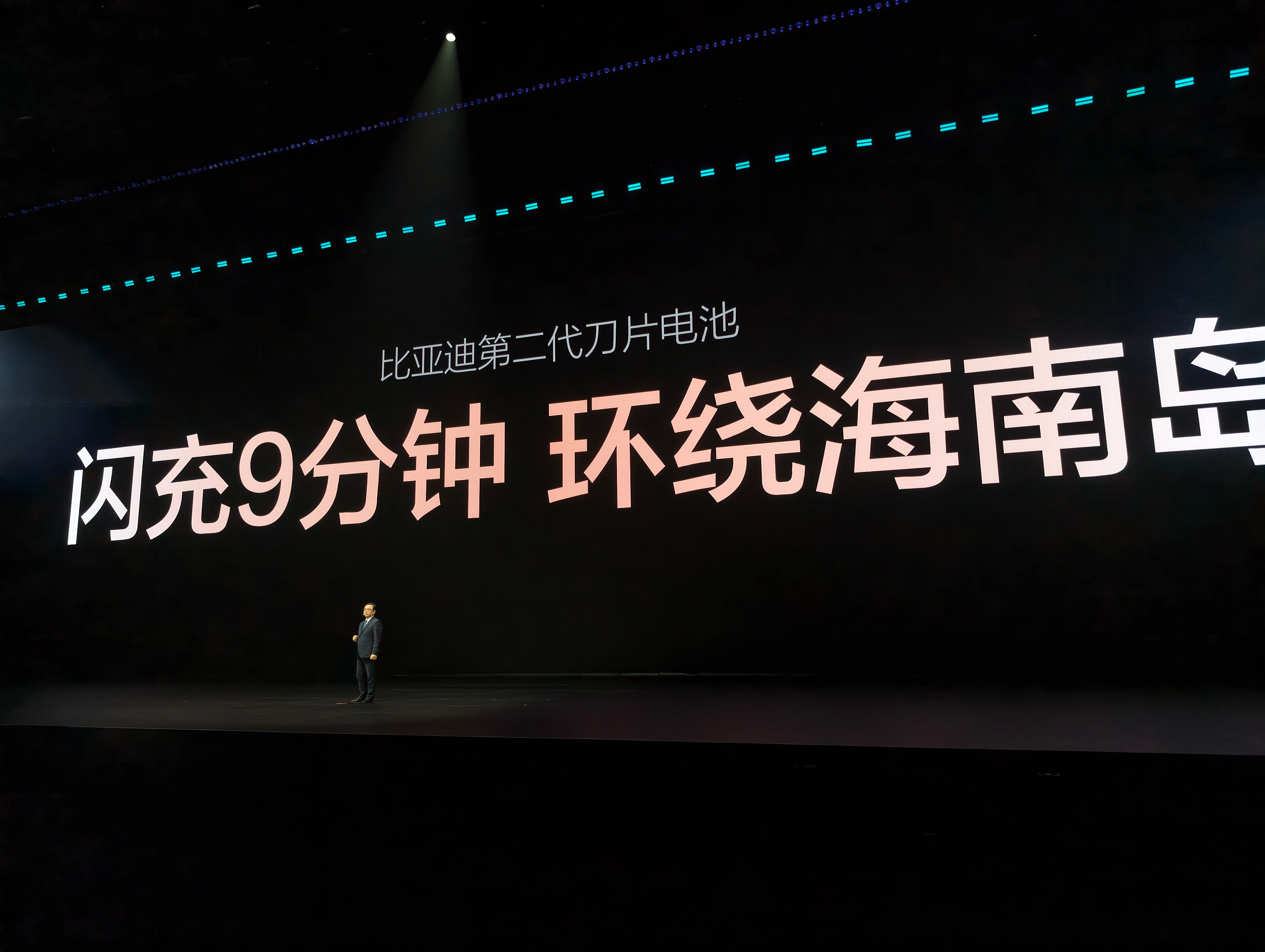 搭载比亚迪第二代刀片电池腾势Z9GT纯电版和仰望U7纯电版续航都超1000公里汽